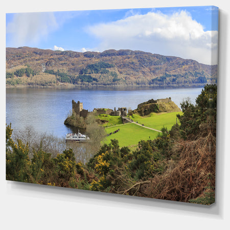Lago Ness and Urquhart Castle - Modern Landscpae Wall Art